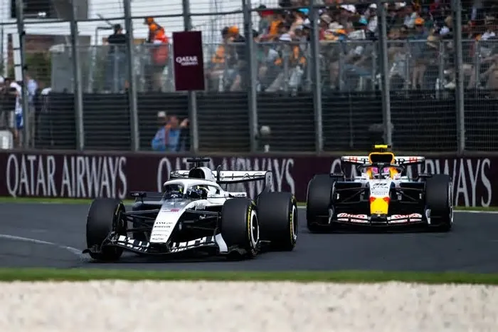 Explore a análise do confronto entre Liam Lawson e Sergio Perez em Melbourne à medida que as tensões aumentam na F1. Descubra ...