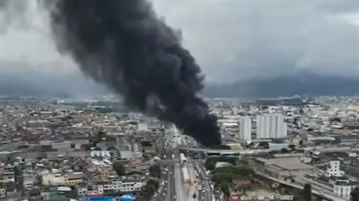 Na manhã desta segunda-feira, 9, o fogo tomou uma unidade da empresa Motocriss em Ramos, na Zona Norte da cidade. Pouco ...