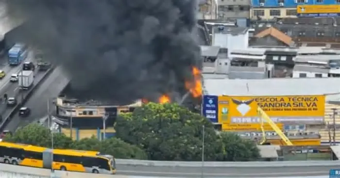 Um incêndio atingiu um galpão na Rua Bitencourt Sampaio, em Ramos, na Zona Norte do Rio de Janeiro, na manhã desta ...