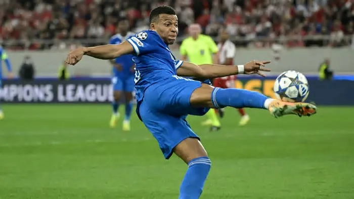 Kylian Mbappé lidera a lista de goleadores da UEFA Champions League 2025/26, com 13 golos em apenas nove jogos, tendo três de ...