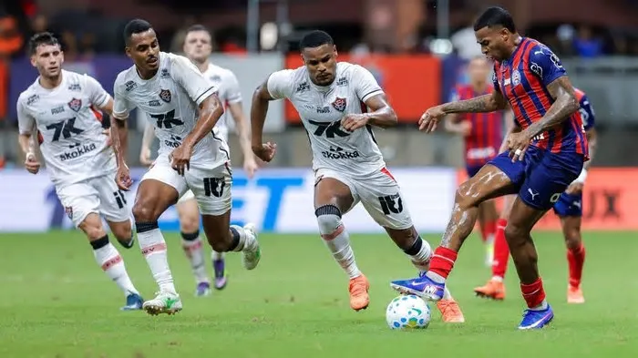 Quatro dias após decidirem o Campeonato Baiano, Bahia e Vitória voltaram a se enfrentar nesta quarta-feira (11), na Arena ...