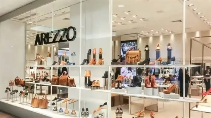 A recomendação do BTG é de compra, com preço-alvo de R$ 40. "Do ponto de vista de valuation, a Azzas está sendo negociada a ...