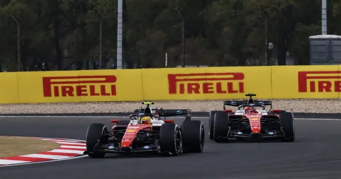 Companheiros de Ferrari travam disputa intensa em Xangai até Hamilton aproveitar travada de Leclerc para assumir a posição.
