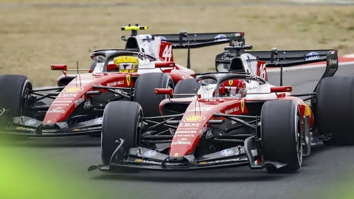 Um intenso duelo interno entre Lewis Hamilton e Charles Leclerc foi um dos momentos mais marcantes do GP da China de 2026. No ...
