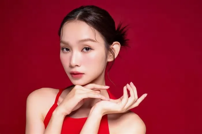 Baby braids, half bun e glitter na raiz surgem como apostas de styling para quem quer curtir um dia inteiro de shows com ...