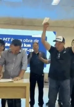 O deputado estadual Valmir Moretto (Republicanos-MT) foi flagrado comemorando a vitória em licitação do governo de Mato ...