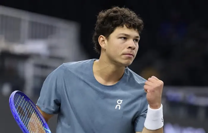 Ben Shelton viu-se numa situação perigosa contra Reilly Opelka mas deu a volta ao gigante compatriota para se apurar para a ...