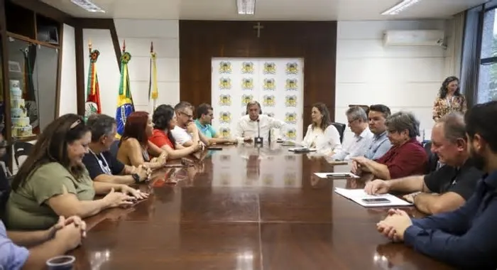 O prefeito Adiló Didomenico sancionou nesta quarta-feira (18) a Lei Complementar nº 818, que institui o Regime Especial de ...