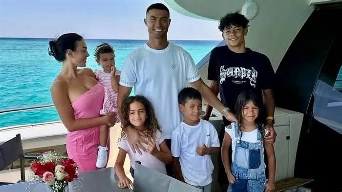 Cristiano Ronaldo emocionou seguidores nesta quinta-feira (19), data em que se comemora o Dia dos Pais em Portugal, ao ...