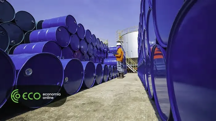 G7 vai discutir libertação de barris das reservas estratégicas perante a subida histórica do petróleo. Filho de Khamenei é o ...