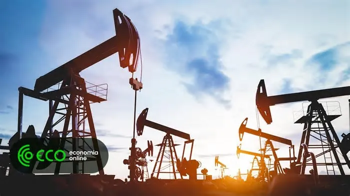 Crude inicia a semana a registar o maior aumento de sempre, com Brent a disparar 27% no arranque da sessão. Países do G7 ...