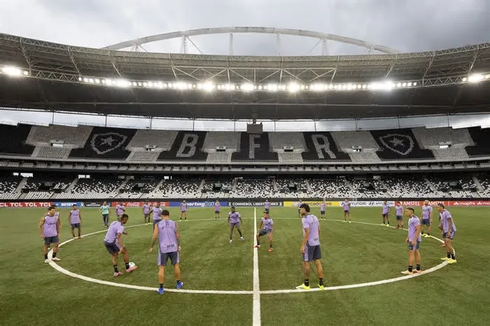 Premiação e possibilidade de, enfim, utilizar o elenco completo, com reforços, animam o alvinegro para partida desta ...