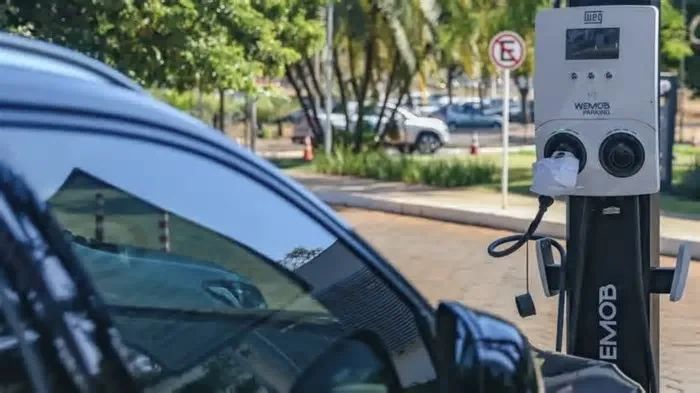 Vendas de eletrificados cresceram 33.000% nos últimos 10 anos e atingiram 285,4 mil unidades em 2025. Leia no Poder360.