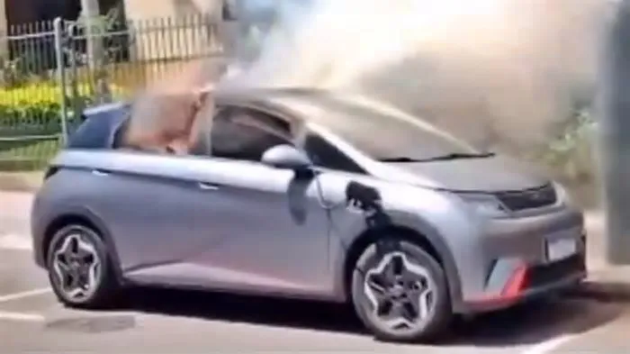 Apesar de serem mais raros do que nos veículos a combustão, casos envolvendo baterias costumam gerar imagens mais impactantes ...