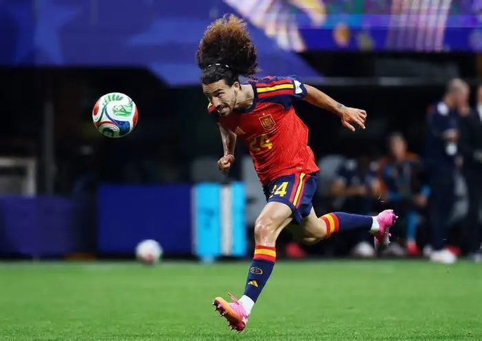 15 Jun (Reuters) - O Real Madrid contratou o lateral-esquerdo espanhol Marc Cucurella, do Chelsea, nesta segunda-feira, com ...