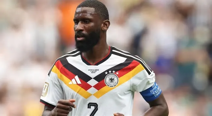O defesa internacional alemão Antonio Rüdiger renovou contrato por uma temporada com o Real Madrid, que vai ser treinado pelo ...