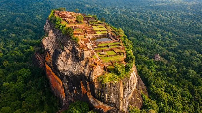 Este vídeo mostra a Fortaleza de Sigiriya, na Província Central do Sri Lanka, um antigo complexo real construído no topo de ...