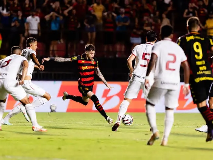 Na volta do intervalo, apesar da necessidade do adversário de buscar o empate, foi o Sport quem ficou perto de ampliar logo ...