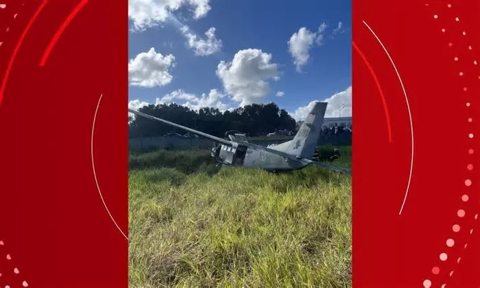 Um avião com seis pessoas a bordo caiu em Porto Seguro, no extremo sul da Bahia, nesta sexta-feira (5), e afetou a operação ...