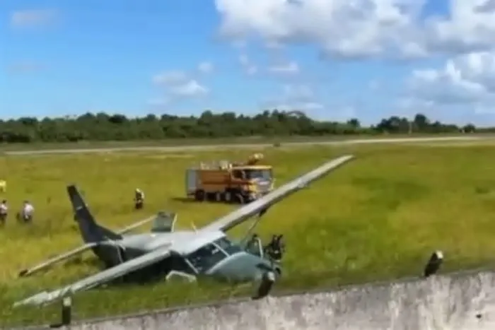 Um avião da Força Aérea Brasileira (FAB) saiu da pista durante um pouso no Aeroporto Internacional de Porto Seguro, no sul da ...