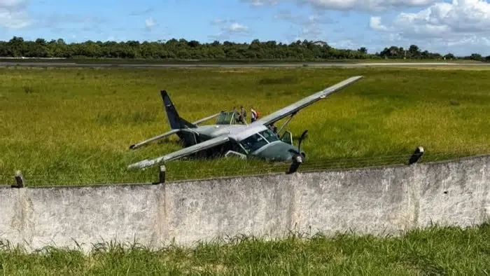 Uma aeronave C-98A Grand Caravan da Força Aérea Brasileira (FAB) saiu da pista durante o pouso no Aeroporto Internacional de ...