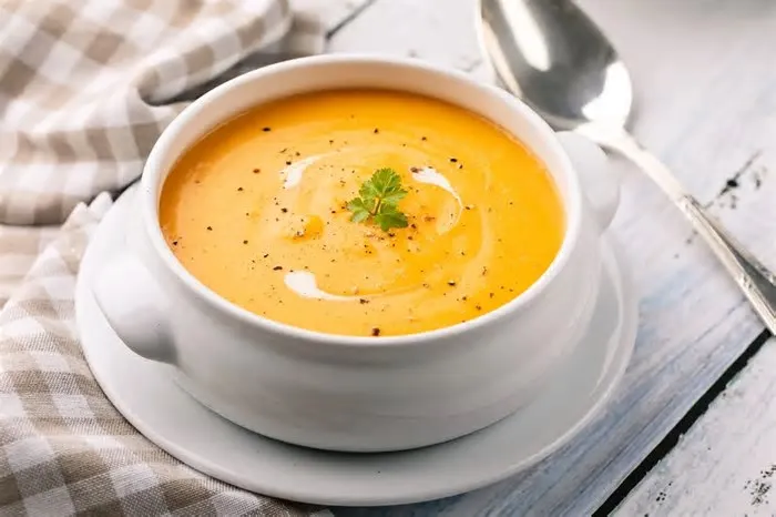 Com a chegada do inverno, a nutricionista Claudia Mulero explica como caldos com ingredientes naturais garantem nutrição e ...