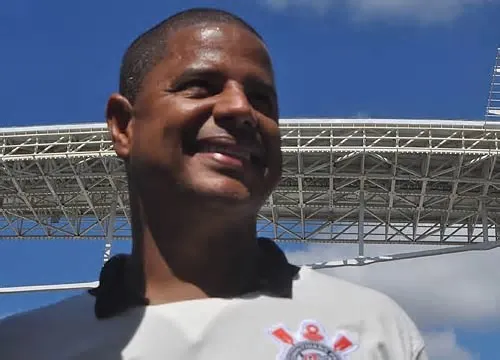 Marcelo Pereira Surcin, o Marcelinho Carioca, nasceu no dia 31 de dezembro de 1971, no Rio de Janeiro. Meio-campista, ficou ...