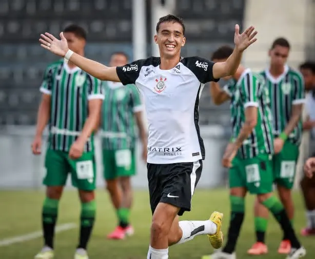 O zagueiro Lorenzo vive uma indefinição em seu futuro no Corinthians. A diretoria ainda não inciou conversas para uma ...