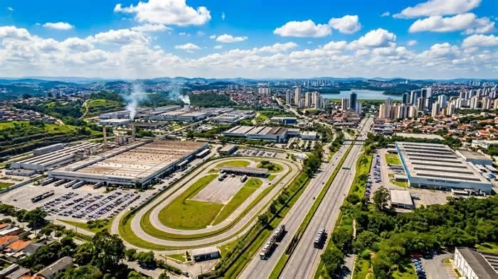 Num estádio de chão batido, em 1979, até 80 mil metalúrgicos cruzaram os braços e desafiaram a ditadura. Foi em ...