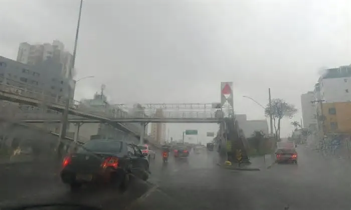 Instabilidade provoca chuva na Grande BH nesta sexta-feira (12/6). Previsão indica novas pancadas, céu nublado e sensação de ...