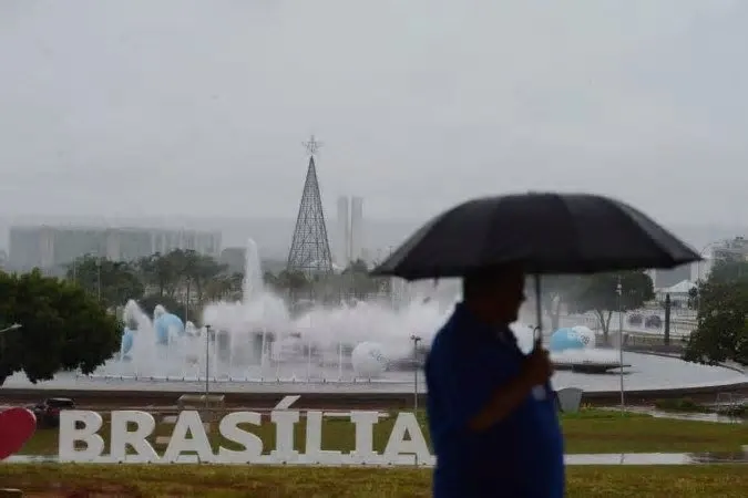 Precipitações podem ocorrer em todo o Distrito Federal ao longo do dia; umidade chegou a 95% e temperaturas variam entre 17°C ...