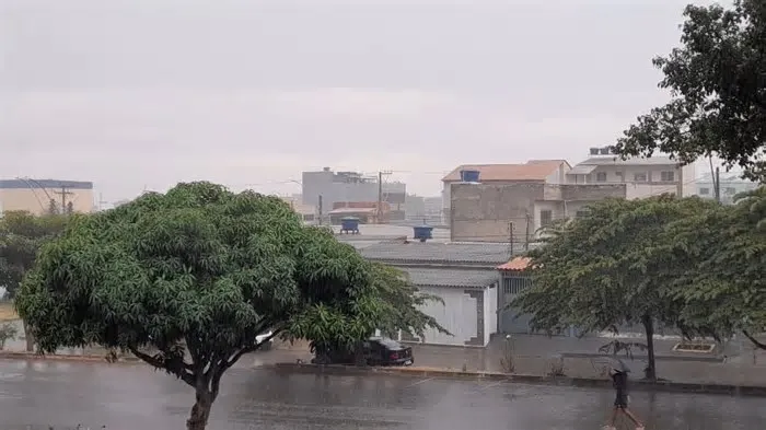 Moradores da capital se surpreenderam com chuva em dois dias seguidos neste mês, na quinta e na sexta. Inmet prevê novas ...
