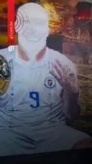 Com quadros que homenageiam lendários jogadores de futebol como: Neymar Jr. e Ronaldo Fenômeno o artista haitiano, Merwens, ...