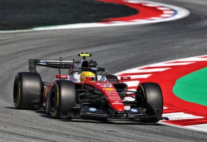 Lewis Hamilton voltou ao topo da Fórmula 1. Neste domingo, o piloto da Ferrari conquistou sua primeira vitória pela equipe ...