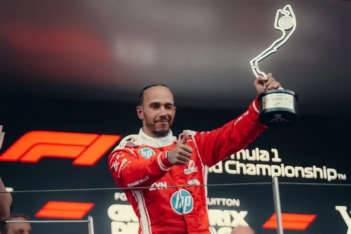 Heptacampeão mundial, Hamilton superou rivais da Mercedes para triunfar pela primeira vez com a equipe italiana ...