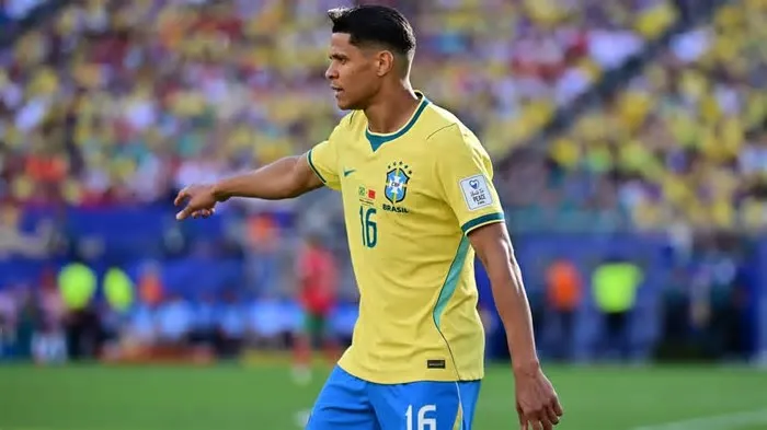O Brasil começou a Copa do Mundo com um empate em 1 a 1 contra o Marrocos. Após a partida, o lateral-esquerdo Douglas Santos ...