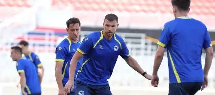 Aos 40 anos, Edin Dzeko deve voltar ao time titular da Bósnia em confronto importante diante da Suíça pela Copa do Mundo.