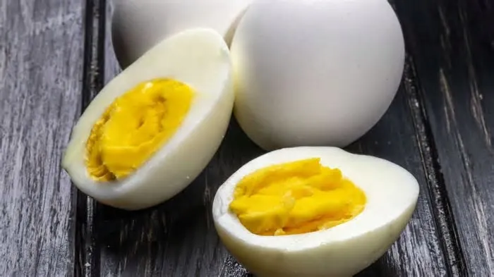 Ao comer dois ovos por dia, o corpo recebe uma variedade de nutrientes, incluindo aminoácidos essenciais, colina, vitamina ...