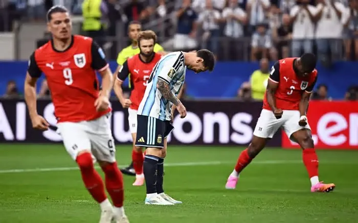 Apenas comenzado el partido frente a Austria, Lautaro Martínez recibió una infracción dentro del área y el capitán de la ...