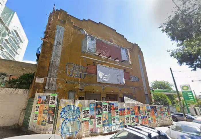 A Câmara de Lisboa aprovou esta quarta-feira, dia 17 de junho, a demolição do antigo Cinema Paris, na freguesia da Estrela, ...