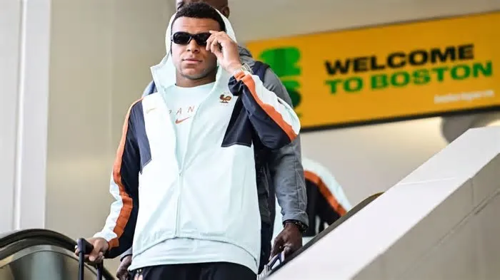 Kylian Mbappé vem sendo 'abraçado' por companheiros e comissão técnica na França após ano complicado no Real Madrid ...