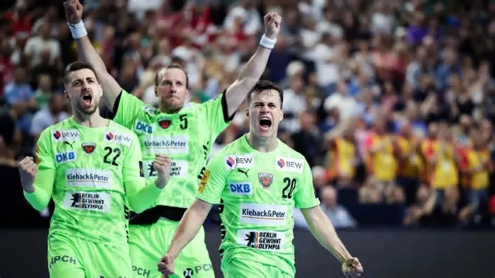 O Magdeburgo, campeão em título, foi afastado pelo Fuchse Berlim (40-35), que vai discutir o título da Liga dos Campeões de ...