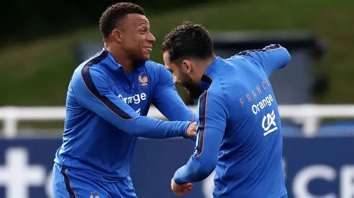 Kylian Mbappé e Rayan Cherki parecem estar indignados com uma medida tomada pela Federação Francesa de Futebol.