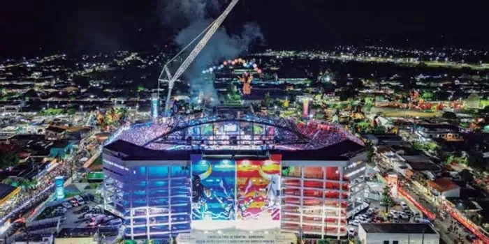 Em junho, a cidade se transforma em palco de cores e emoções com o Festival Folclórico, quando os bois Caprichoso e Garantido ...
