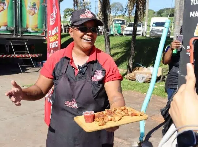 Letícia Correia dos Santos, de 36 anos, não poupou simpatia na hora de chamar os clientes para provar os petiscos no maior ...
