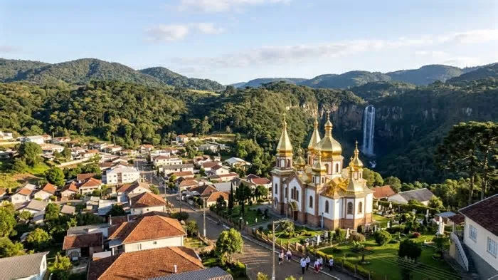 No centro-sul do Paraná, Prudentópolis reúne duas raridades em um só lugar. É a Terra das Cachoeiras Gigantes, com mais ...