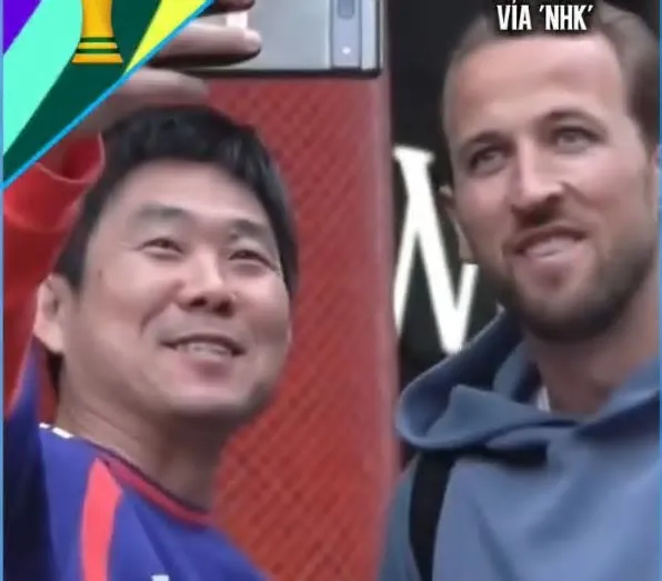 Imagens registradas pela TV pública japonesa mostram Hajime Moriyasu se aproximando do atacante inglês para tirar uma foto; ...