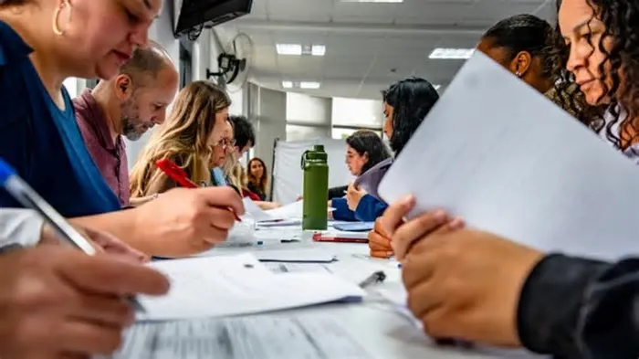 Os 122 candidatos aprovados no concurso público para inspetores da Prefeitura de Curitiba foram convocados para a entrega de ...