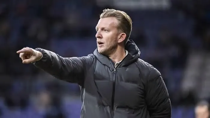 "Türk medyasında FC Dordrecht ve Fenerbahçe'nin Dirk Kuyt konusunda anlaşmaya vardığı yönündeki haberleri okuyunca şaşırdık ...