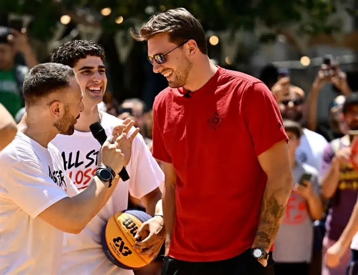 Reuniões com autoridades locais, o anúncio de uma primeira contratação... nesta quinta-feira (25), em Roma, o jogador do Los ...
